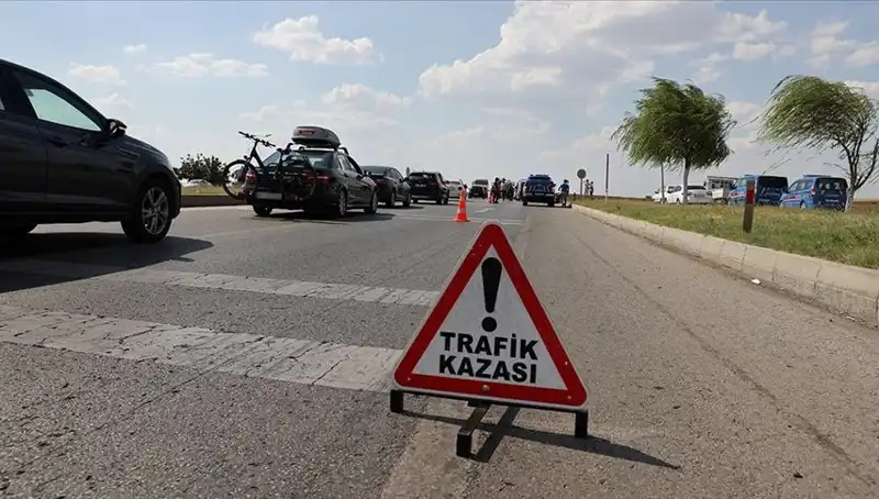Adana'da Kamyon ve Otomobil Çarpıştı: Hayatını Kaybeden Var!