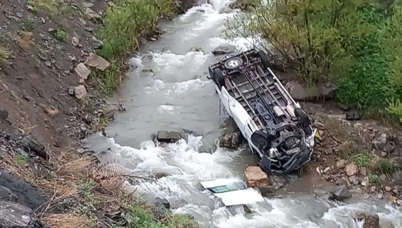 Hakkari'de Minibüs Kazası: Derede Yaşam Mücadelesi, İki Ölü Üç Yaralı