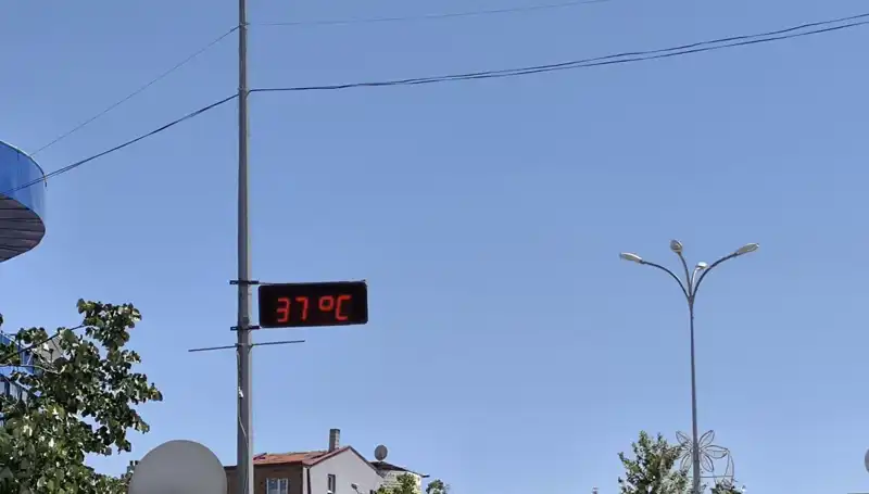 Termometreler 38 Dereceyi Gördü: Sıcak Hava Dalgası İlçeyi Vurdu
