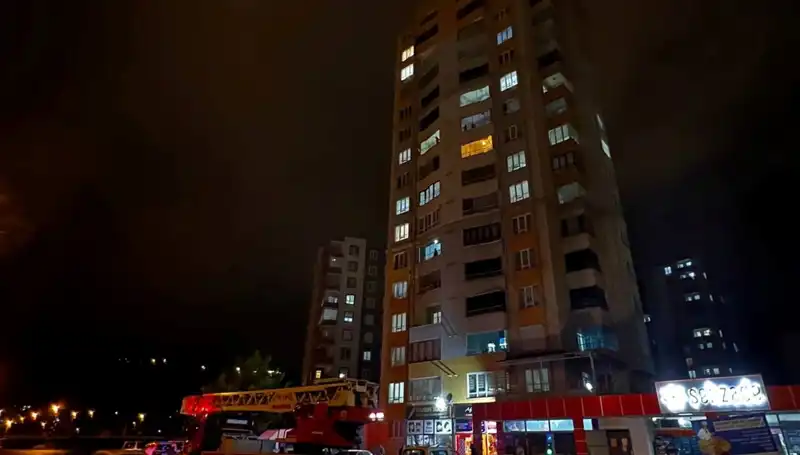 Apartman Çatısına Düşen Yıldırımın Ardındaki Gizemli Olaylar