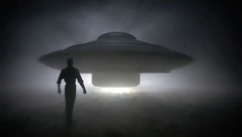 UFO Uzmanı Uyardı: Uzaylılar Masum İnsanları Hedef Alıyor!